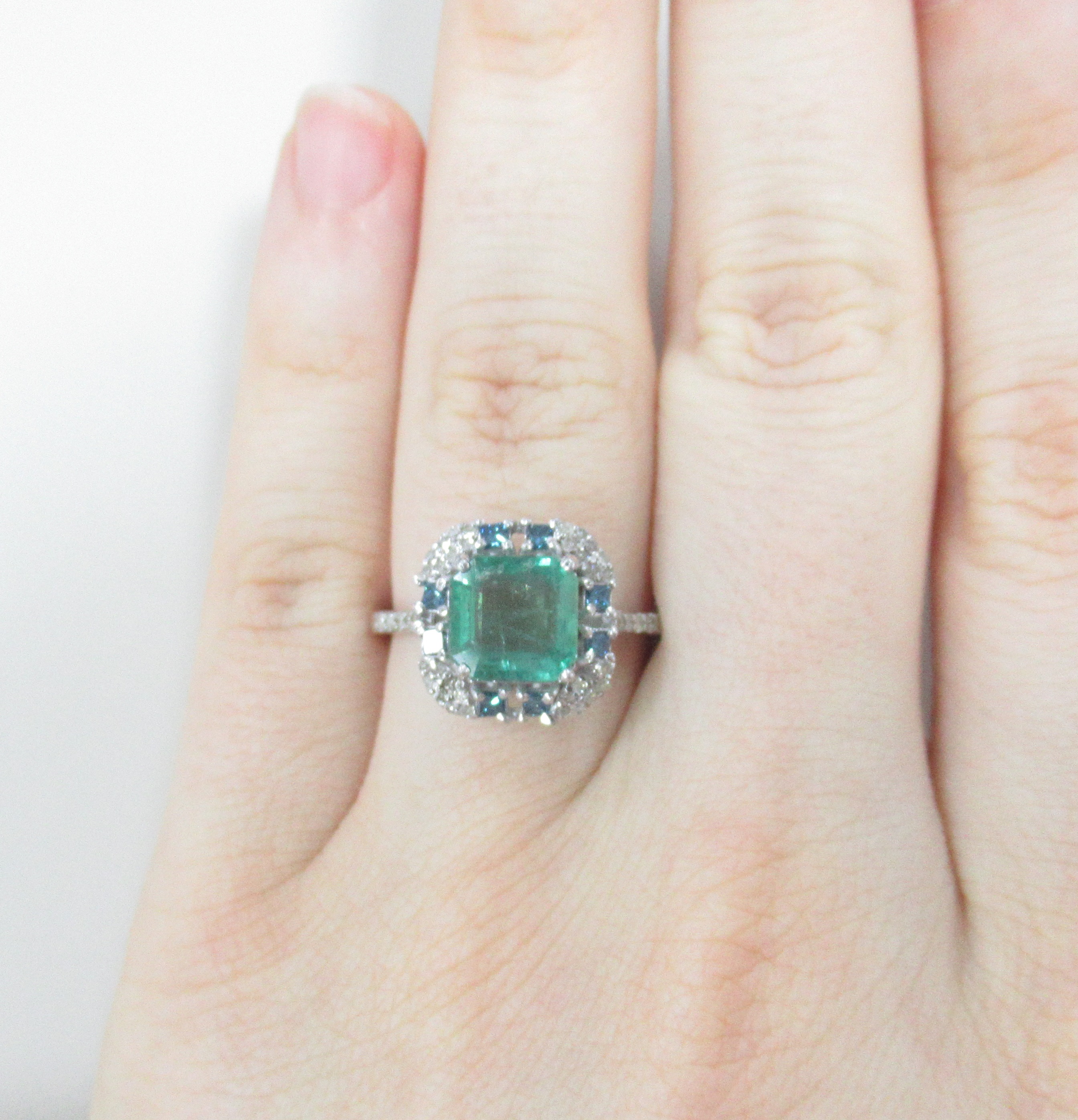 Серебряное кольцо 925 пробы; вставки 1 Изумруд (F) 2,27ct 3/Г3; 8 Бр.Кр-33 0,18ct 5/5; 44 Бр.Кр-17 0,18ct 2/4